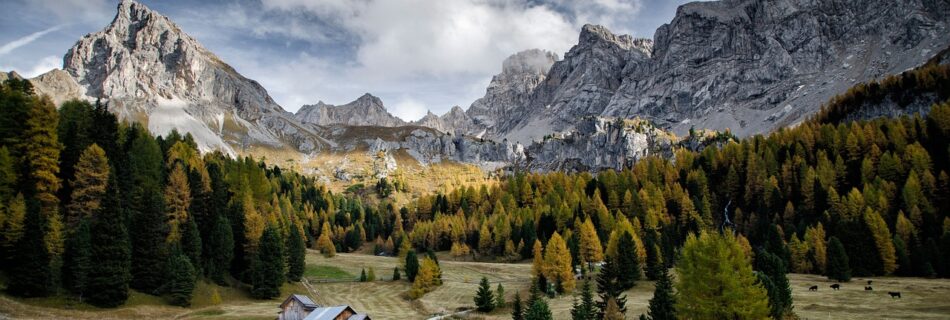 Paysage sauvage du Queyras avec montagnes et alpages.