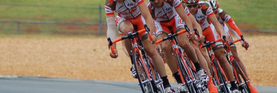 Peloton du Tour de France 2024 grimpant un col mythique du Queyras.