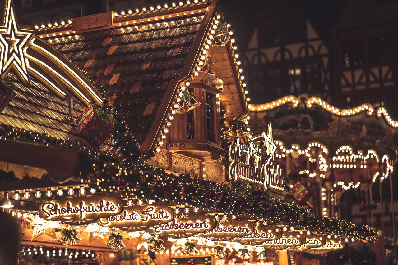 Chalets illuminés et décorations de Noël dans un marché du Queyras.