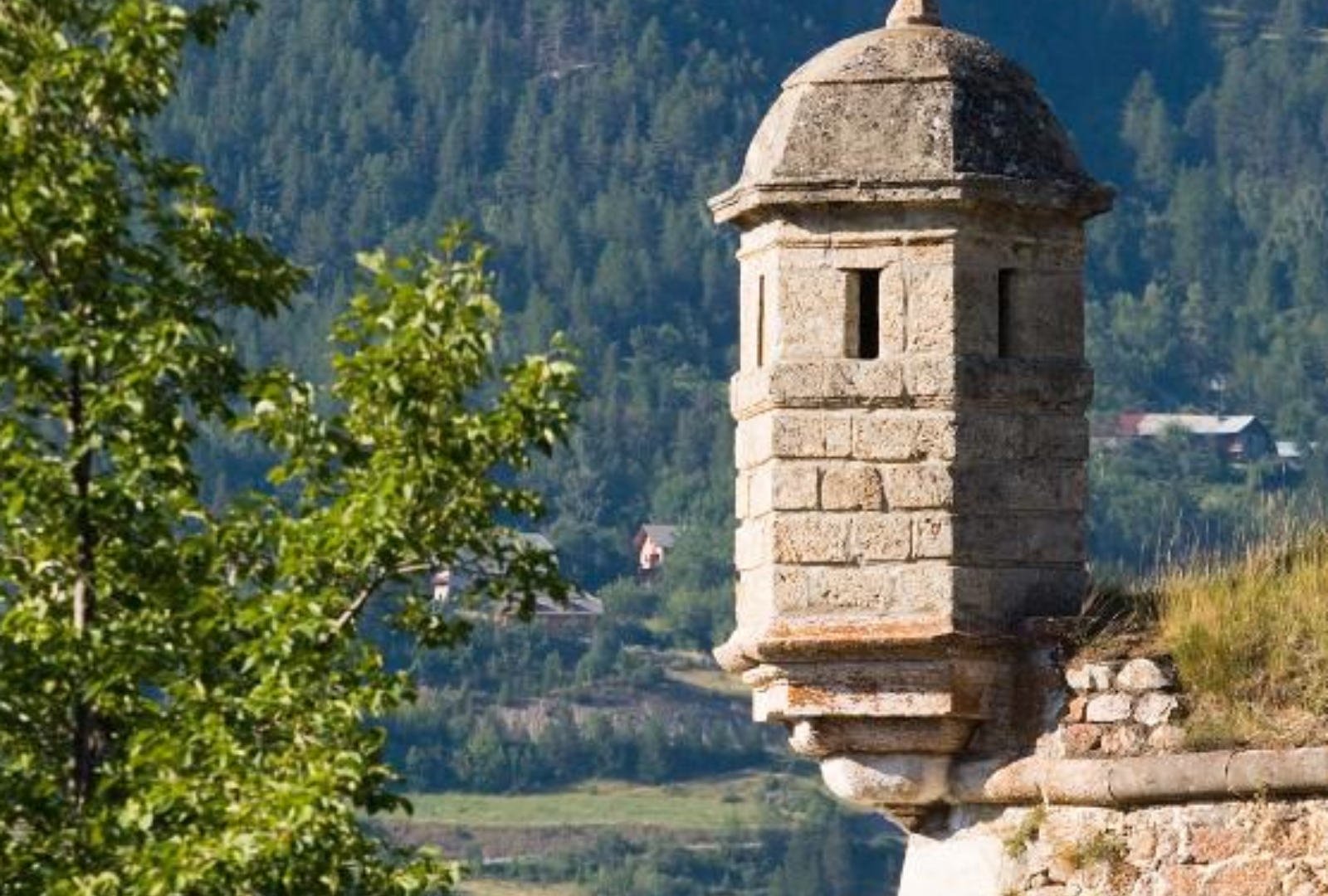 Remparts et bâtiments historiques de Mont-Dauphin sous le soleil des Alpes.