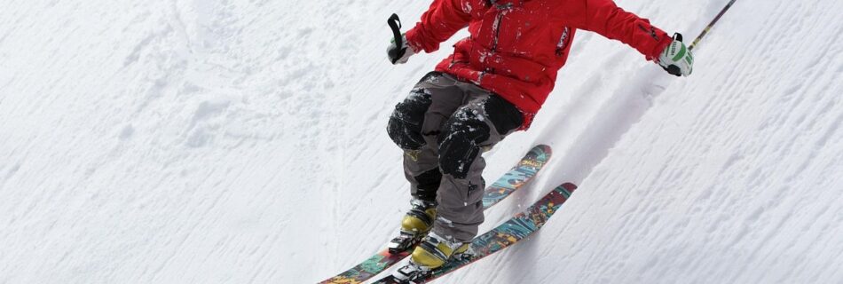 Skieur évoluant sur un sentier enneigé du Queyras lors d’un snow trail.