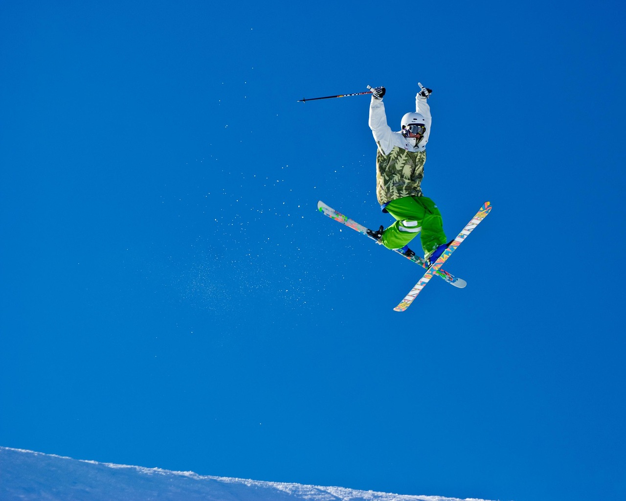 Skieur participant à un snow trail dans la vallée du Queyras.