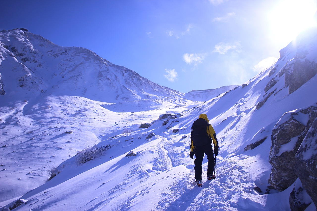 Sportif courant sur un sentier enneigé dans les Alpes du Sud pendant un snow trail.