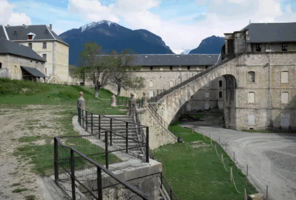 Patrimoine du Queyras : Mont Dauphin Forteresse du Queyras avec la Villa Belle Fleur