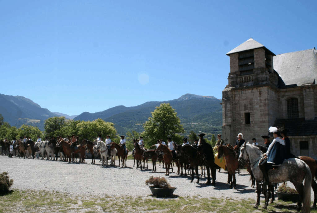 Patrimoine du Queyras : Mont Dauphin à cheval avec la Villa Belle Fleur