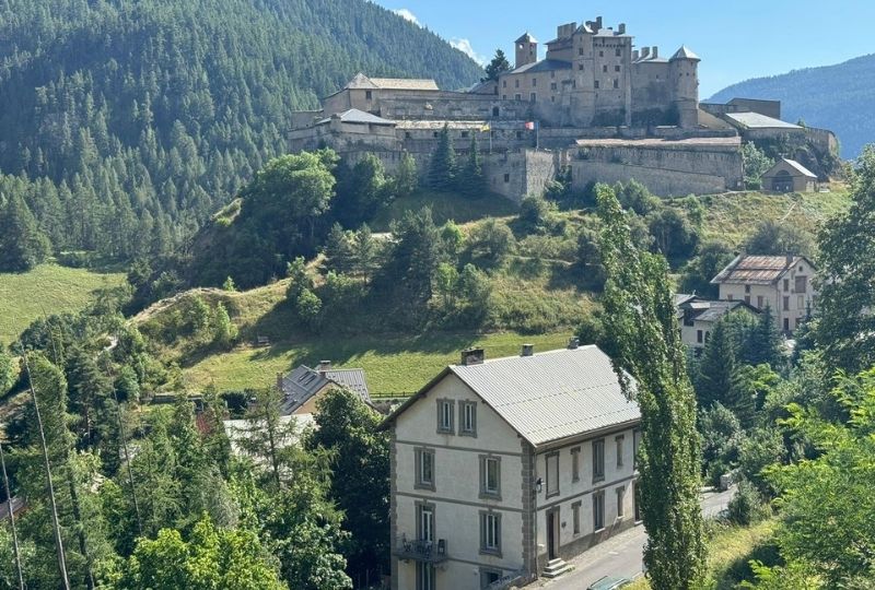 Vu sur le Fort Queyras et sur la Villa Belle Fleur
