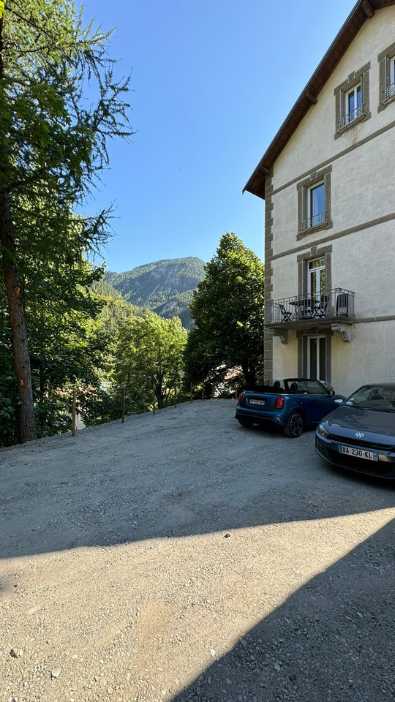 Parking de la Villa Belle Fleur dans le Queyras (1)