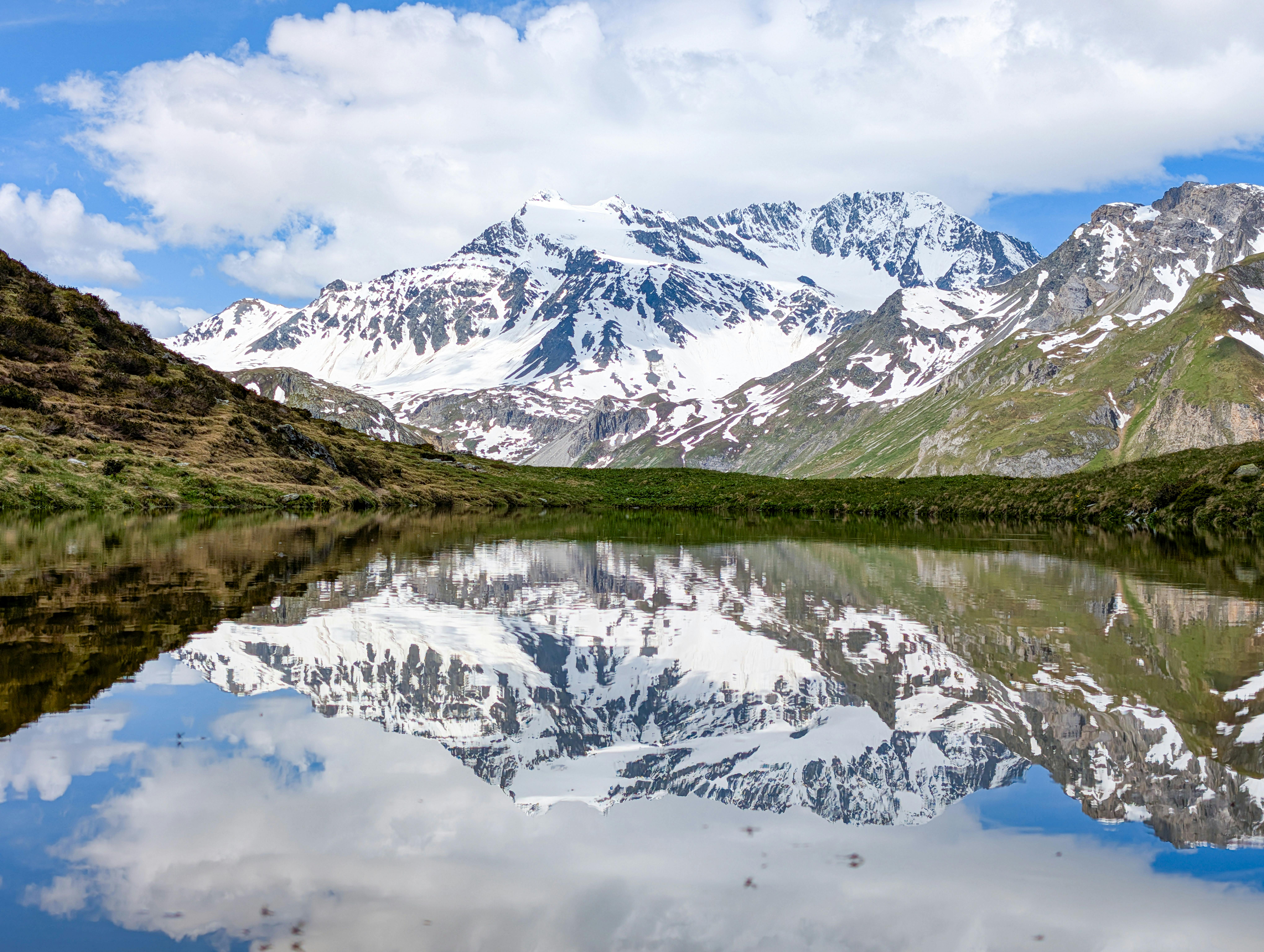 Paysage alpin avec lac et montagnes enneig&eacute;es id&eacute;al pour un week-end romantique en location dans les Alpes