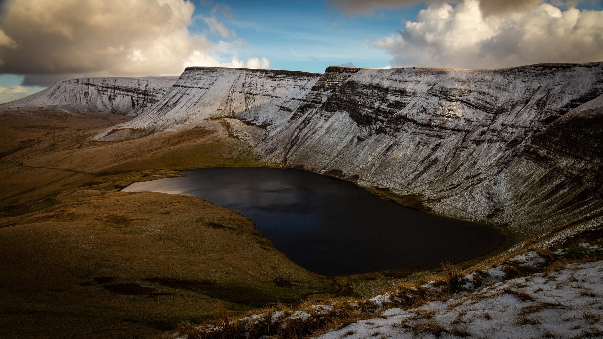 Lac de montagne entour&eacute; de falaises rocheuses dans le Parc naturel du Queyras
