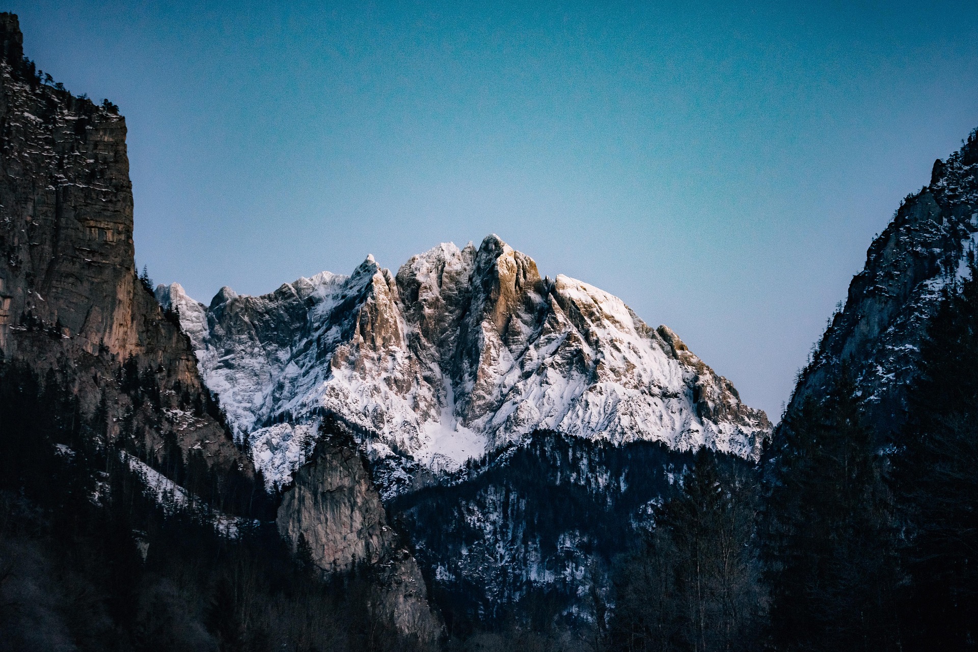 Montagnes enneig&eacute;es du Queyras au coucher du soleil en hiver