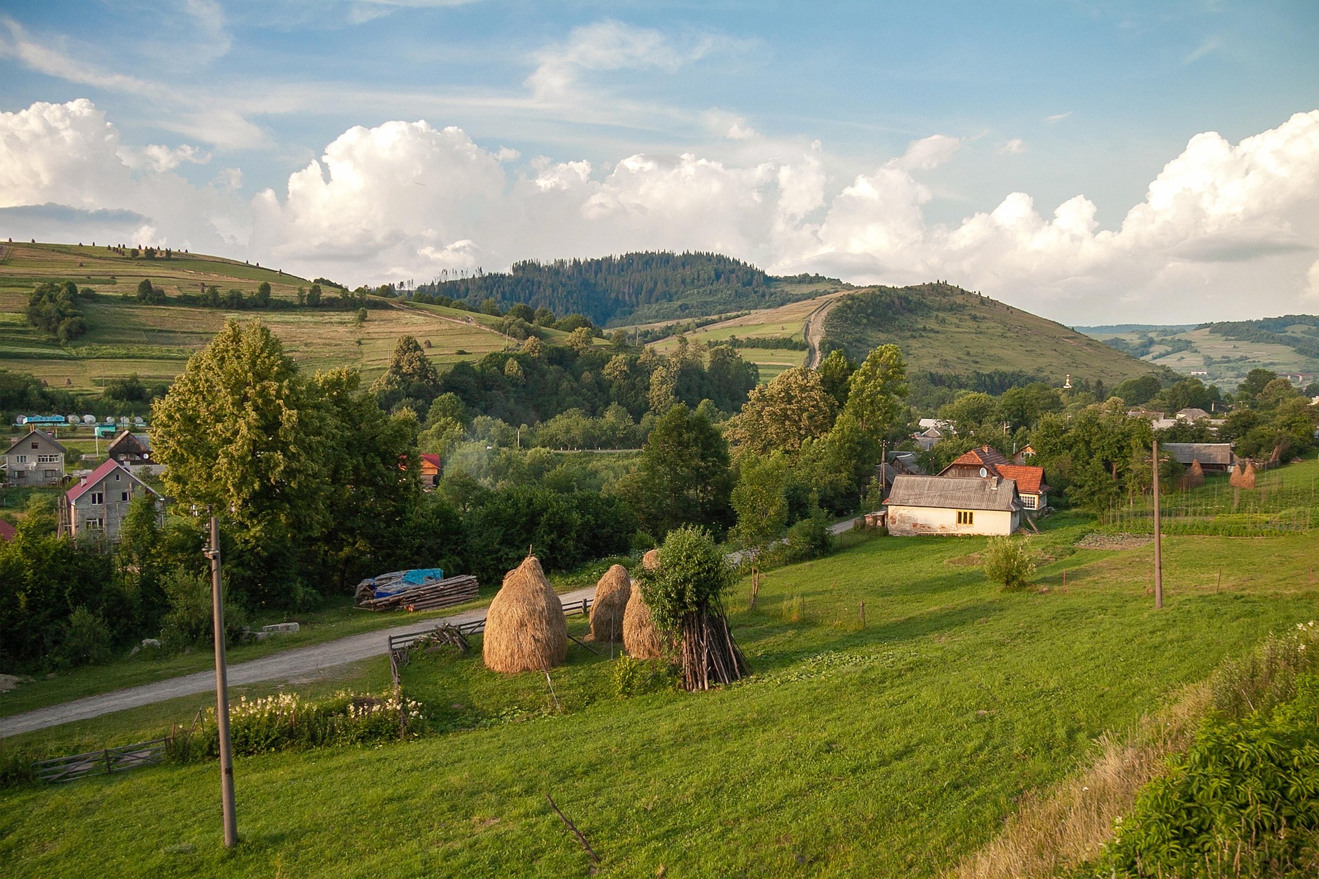 Village typique de montagne entour&eacute; de collines verdoyantes en &eacute;t&eacute;