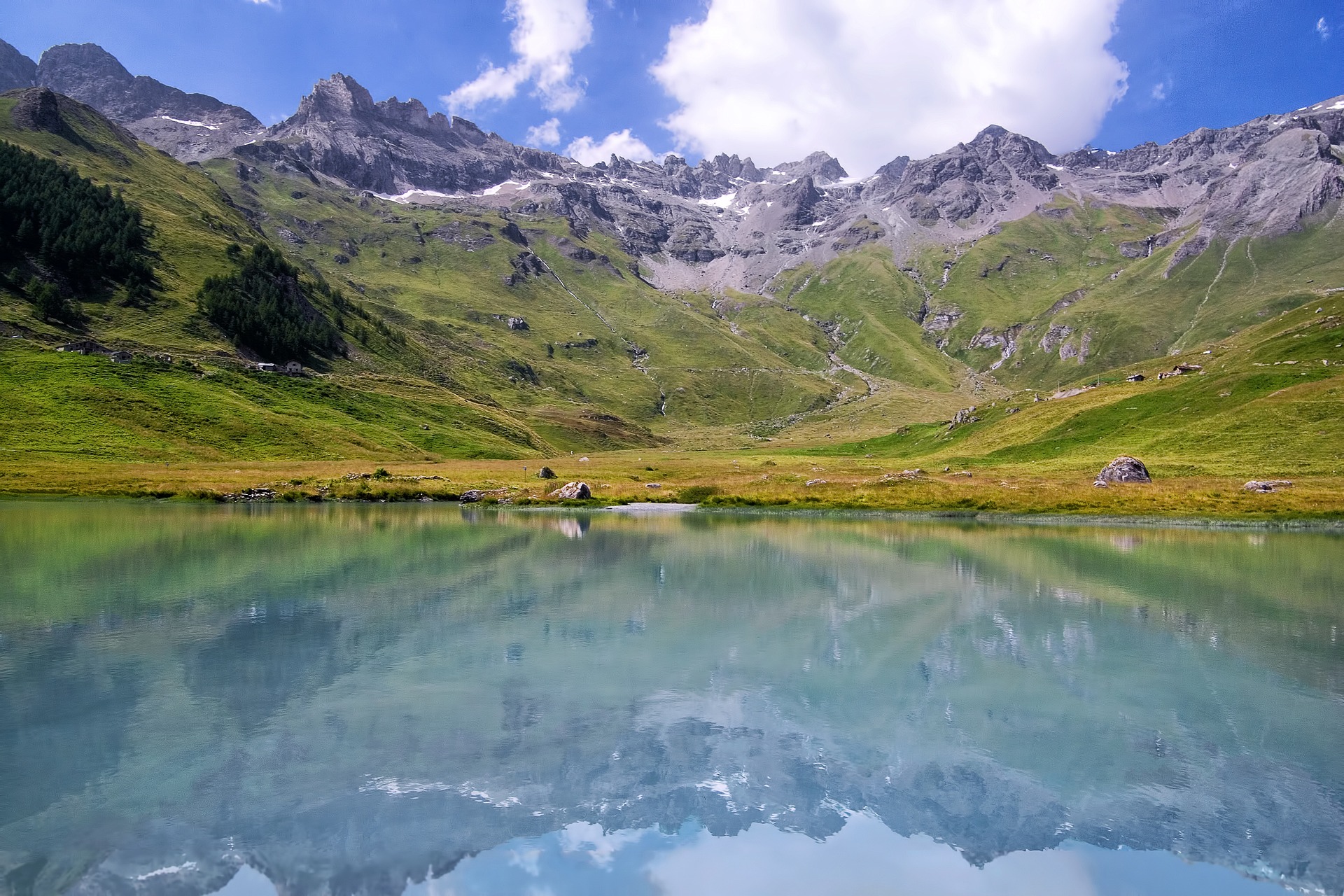 lac montagne calme reflet alpes queyras