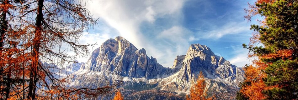Montagnes alpines avec m&eacute;l&egrave;zes orang&eacute;s en automne dans les Hautes-Alpes