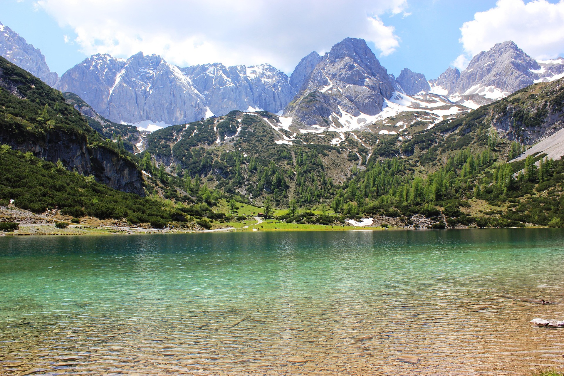 Lac de montagne aux eaux turquoise dans les Hautes-Alpes en &eacute;t&eacute;