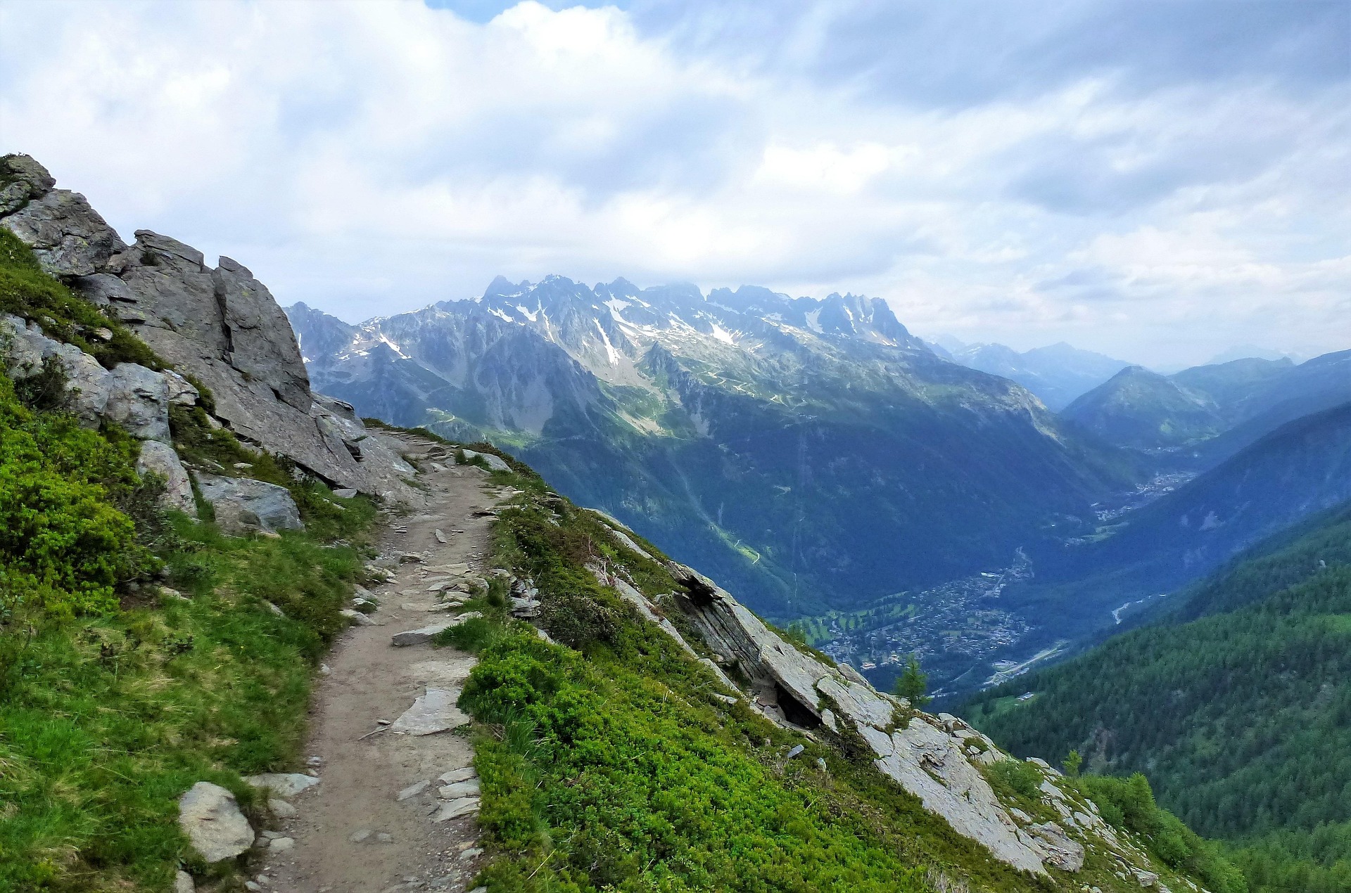 Sentier de randonn&eacute;e en montagne avec vue panoramique sur les Alpes