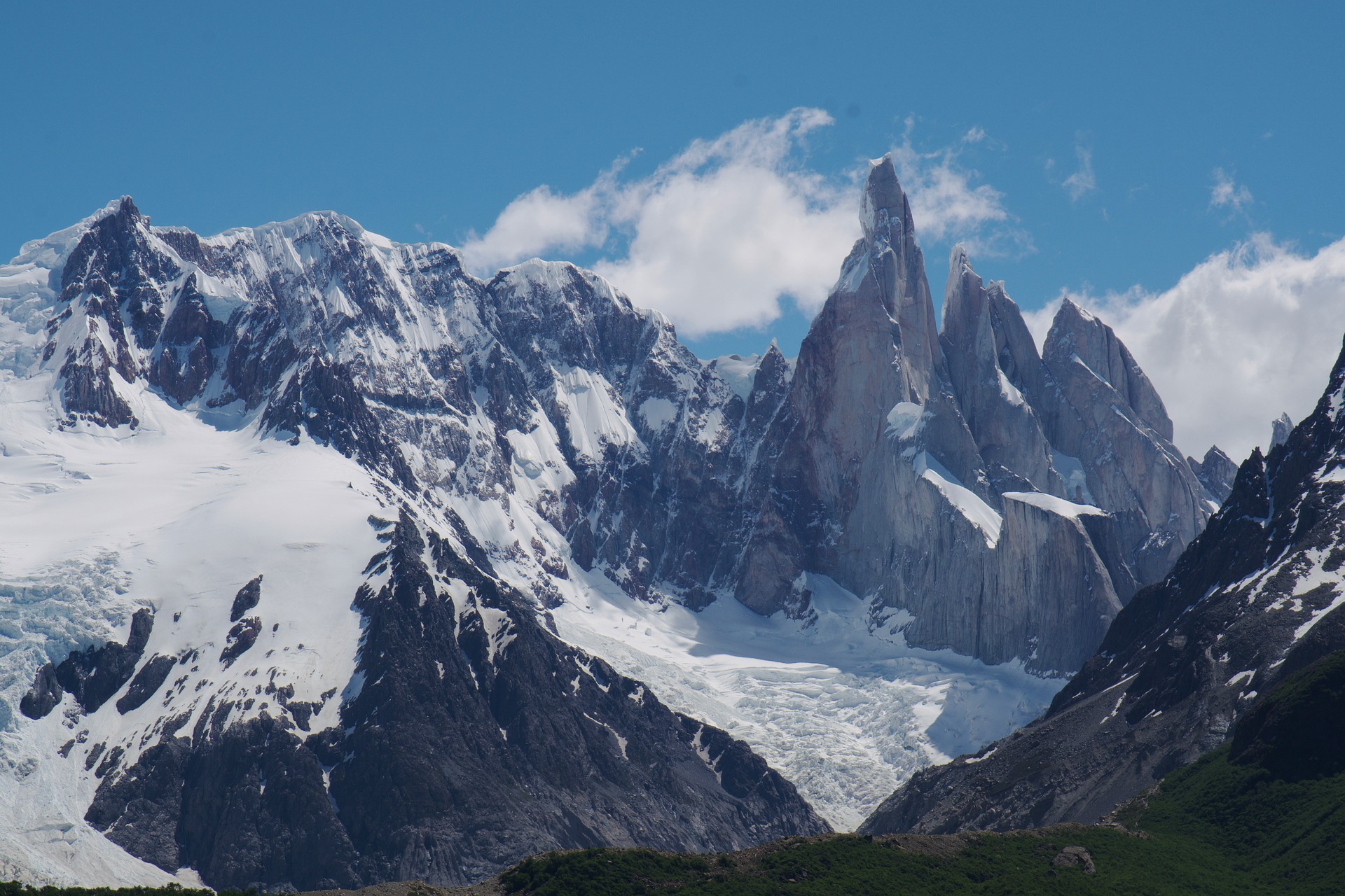 Glacier et sommets enneig&eacute;s dans les Alpes, destination id&eacute;ale pour le glaciairisme depuis une location dans les Hautes-Alpes.